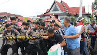 Unjuk Rasa Ricuh dalam Rangkaian Pemilu Diperagakan Polres Kapuas Hulu Lewat Simulasi