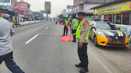 Satgas Ops Ketupat Lodaya 2024 Polsek Patrol Lakukan Pengaturan Lalu Lintas di Jalur Pantura