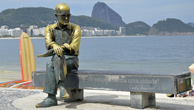 Escultura do poeta Carlos Drummond de Andrade no calçadão de Copacabana