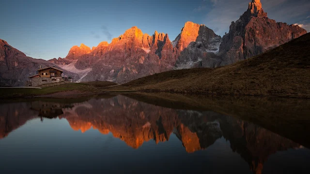 Lago entre Montanhas