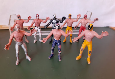 Mini bonecos de vinil estáticos de 8 Luchadores mexicanos  / lutadores de luta livre diferentes  10,5cm de altura R$ 50,00