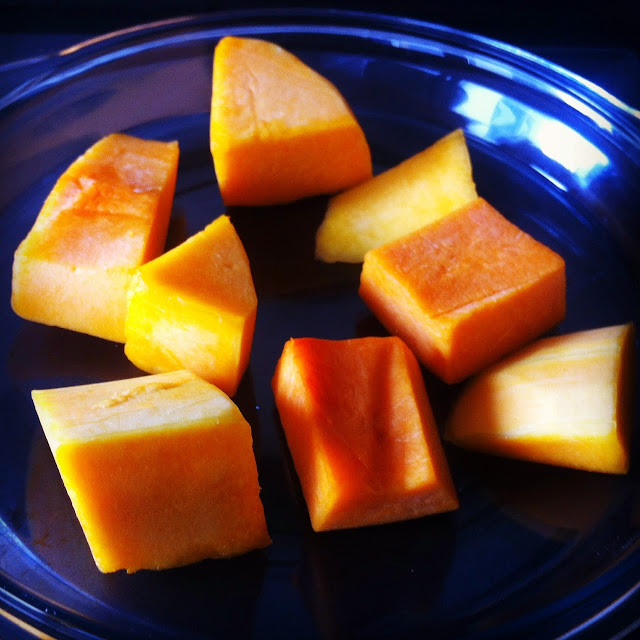 Bizcocho de calabaza y nueces, asando la calabaza.