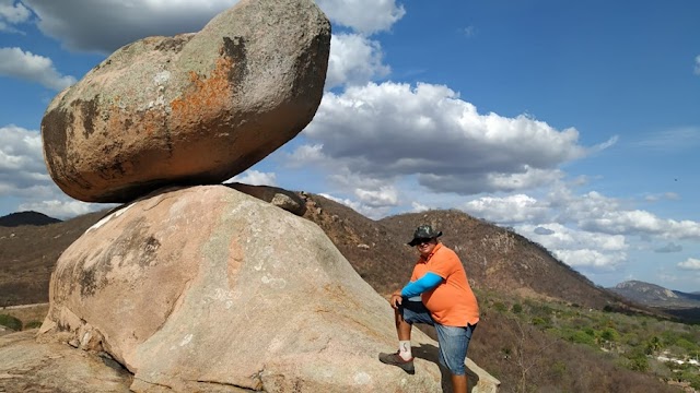 CONHEÇA A PEDRA MONTADA DA CIDADE DA PEDRA NO AGRESTE MERIDIONAL DE PERNAMBUCO