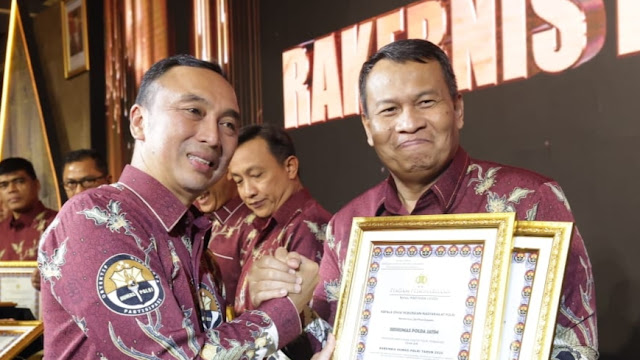 Bidhumas Polda Jatim Torehkan Dua Penghargaan dalam Rakernis Humas Polri