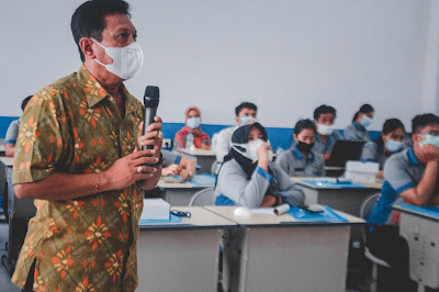 Workshop review penyelarasan kurikulum SMK TI Bali Global Badung bersama dudi menuju sekolah industri
