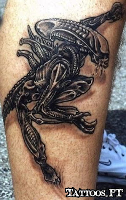 tatuagem alien preso na pele