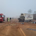 Neblina provoca acidente entre caminhões e duas pessoas ficam feridas