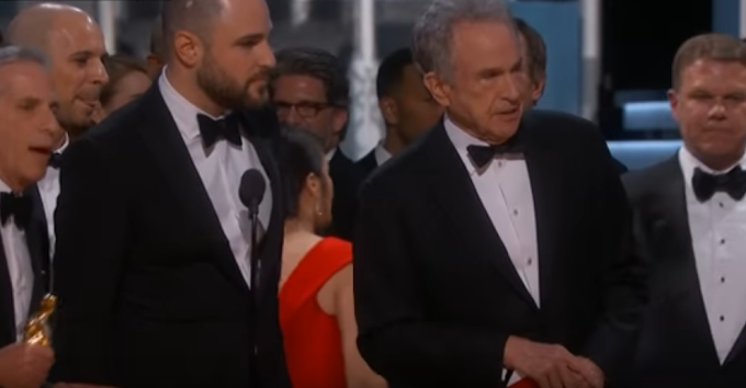 Oscar 2017: dopo il passaggio di statuetta è "Moonlight" il miglior film. La la land trionfa lo stesso
