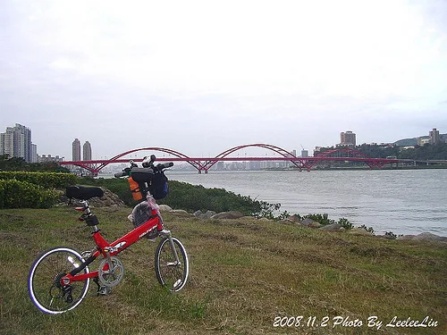 環河單車道。新莊河濱自行車道⇢八里左岸自行車道｜騎小折去淡水