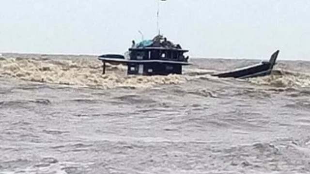 Kapal Motor Pengangkut Kelapa Sawit Karam di Sungai Batanghari