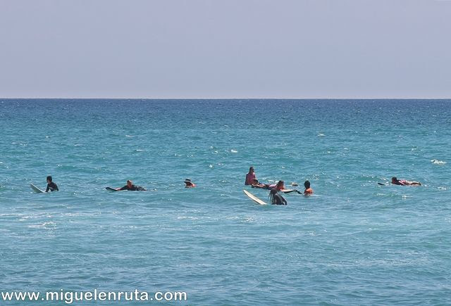 Thomas-Beach-olas-surfers