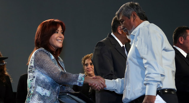 Reconocen trayectoria de docentes poblanos