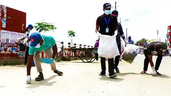 জামালপুরে শহর পরিষ্কার করছে সাধারণ শিক্ষার্থীরা