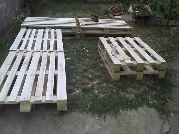 a Membuat sofa dan meja dari kayu palet bekas yang murah