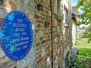 Photo of Sir Rudolf Bing blue plaque at Glyndebourne