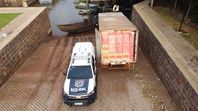Força Tática e Nepon apreendem caminhão, lancha e 400 caixas de cigarros paraguaios