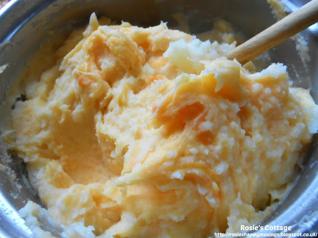 Super Easy, Super Yummy Cheesy Mashed Potato: light as a feather and extra delicious...