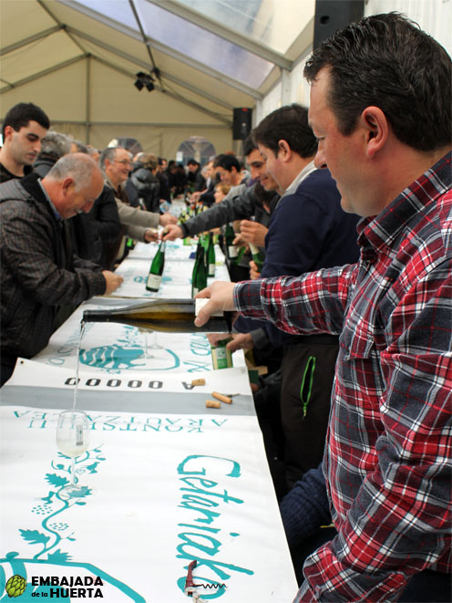 Sirviendo txakolí en la presentación de la cosecha 2012 de la Denominación de Origen Txakolí de Getaria - Getariako Txakolina