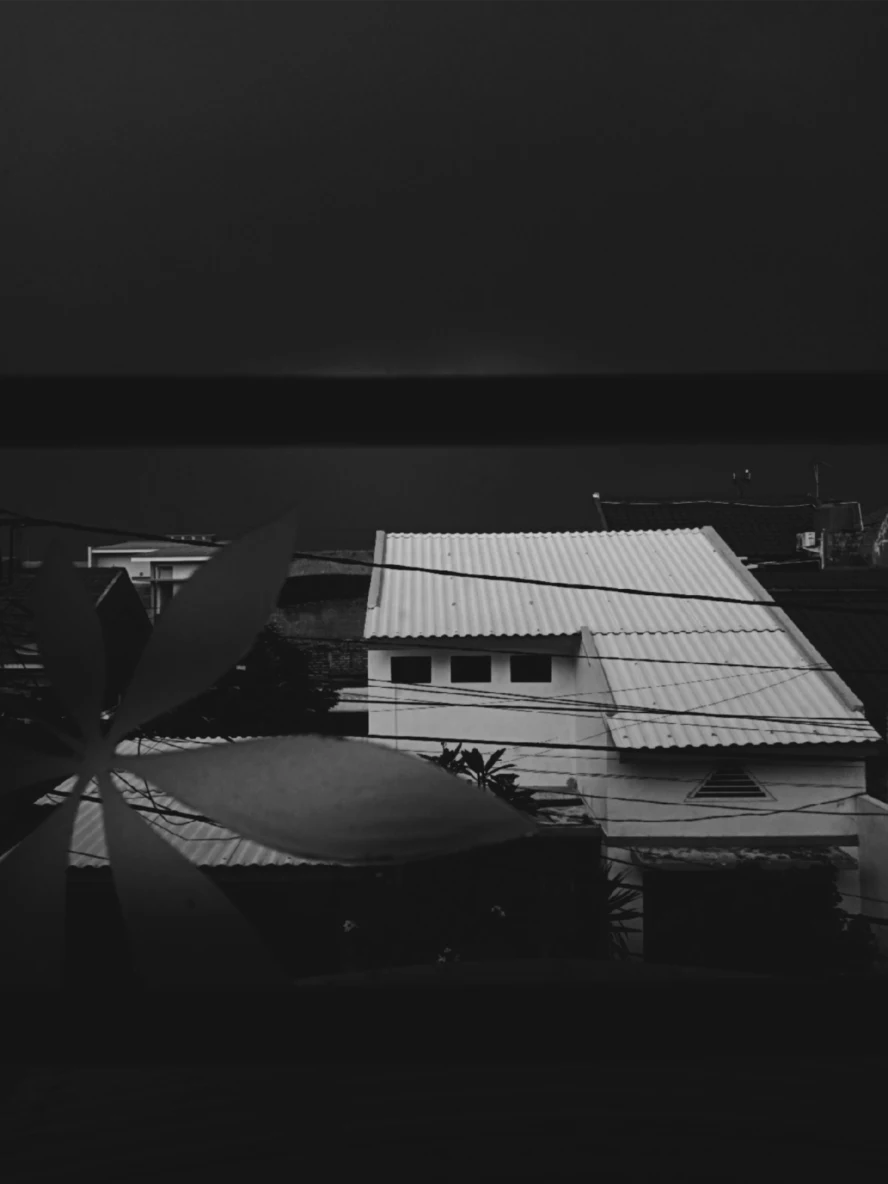Atap putih UPVC di tengah mendung hitam — Blogombal.com 