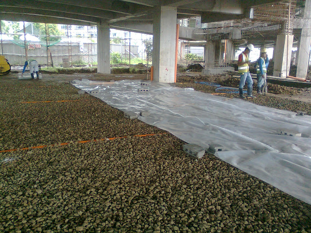 covering the gravel bedding with polyethylene sheet damp proofing