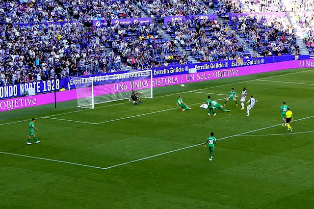 El gol de Toni Villa desde otro ángulo. REAL VALLADOLID C. F. 2 U. D. ALMERIA 2 Sábado 16/04/2022, 18:15 horas. Campeonato de Liga de 2ª División, jornada 36. Valladolid, estadio José Zorrilla.