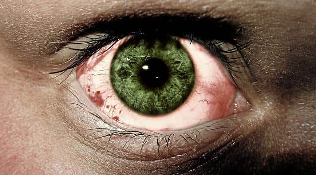Redness of the eyes. In case of dehydration, poor eyesight, etc., mix half a teaspoon of Kalonji oil in a cup of carrot juice and drink it before going to bed at night. Continue this treatment for 40 days, and avoid pickles and eggplant.