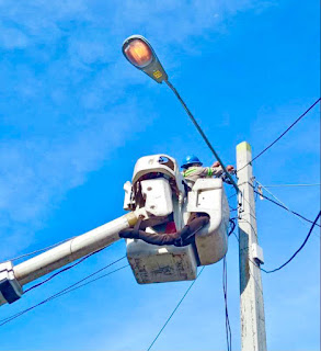Edesur coloca luminarias en sectores de Pedernales.