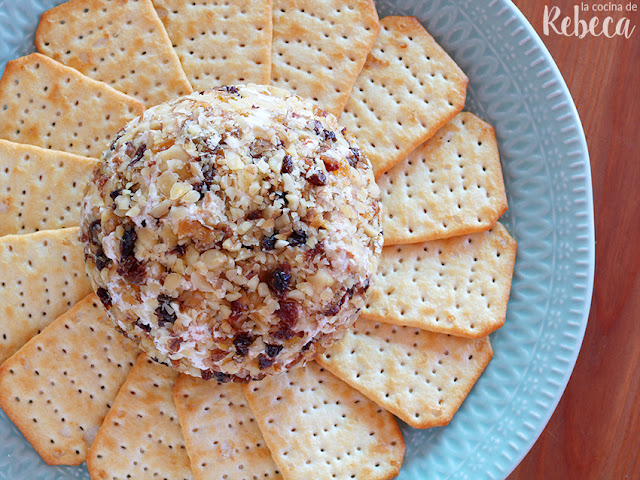 Bola de queso con nueces y pasas