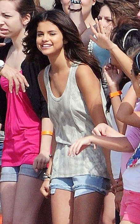 selena gomez who says video pics. selena gomez who says video.