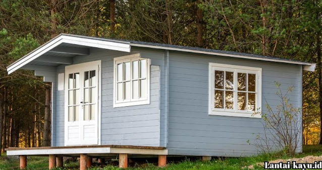 Rumah Kayu Dengan Warna Biru Muda dan Putih