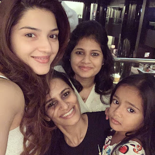 Mehreen Pirzada with Cute and Awesome Smile with her Besties 1