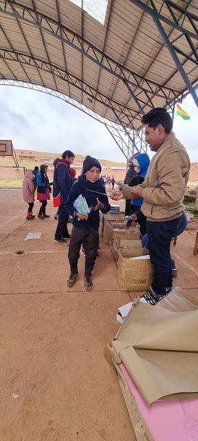 Mehr als 200 Schüler haben dank unserer lieben Spender Schulmaterialien in der Bildungseinheit von Tomaycuri - Potosí - Bolivien erhalten. Auch der Regen und die einsetzende Kälte konnten das nicht verhindern. Die Schüler und Lehrer der ganzen Schule haben sich mit Tanzvorführungen für die Schulmaterial Spenden bei mir und natürlich ganz besonders bei den Spendern bedankt.