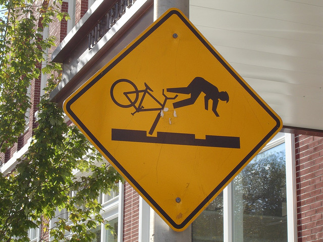 Placa de sinalização para ciclistas muito estranha