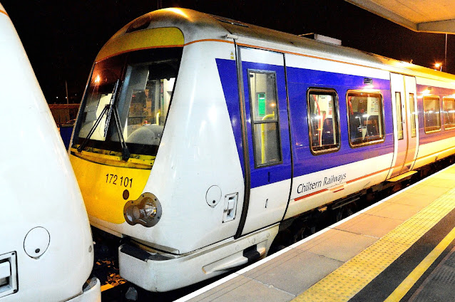 Night photo of Class 172101 Chiltern Railways turbostar DMU train in colourful blue and white livery Banbury station 2018