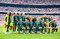 SELECCIÓN DE ALEMANIA FEMENINA. Temporada 2021-22. Merle Frohms, Nicole Anyomi, Ann-Katrin Berger, Tabea Wassmuth, Alexandra Popp. Lea Schüller, Jule Brand, Linda Dallmann, Sara Däbritz, Laura Freigang, Lena Oberdorf. Lena Lattwein, Sydney Lohmann, Sophia Kleinherne. Lina Magull, Svenja Huth, Felicitas Rauch, Kathrin-Julia Hendrich, Giulia Gwinn, Almuth Schult, Sara Doorsoun, Marina Hegering. SELECCIÓN DE INGLATERRA FEMENINA 2 SELECCIÓN DE ALEMANIA FEMENINA 1 Domingo 31/07/2022, 18:00 horas. Campeonato de Europa de Selecciones Femeninas Inglaterra 2022, Final. Londres, Inglaterra, estadio de Wembley: 87.192 espectadores. GOLES: 1-0: 62’, Ella Toone. 1-1: 79’, Lina Magull. 2-1: 110’, Chloe Kelly.