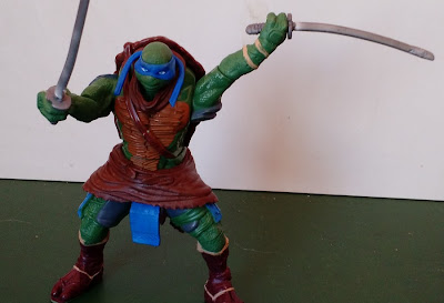 Figura de ação articulada em 4 pontos de tartaruga ninja Leonardo , girando a cintura os braços mexem - 14 cm - 2014 Paramount Pictures R$  25,00
