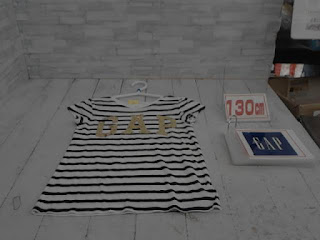 中古品　子供服　１３０ｃｍ　GAP　ブラック×ホワイト　ボーダー　半袖Tシャツ　１９８円