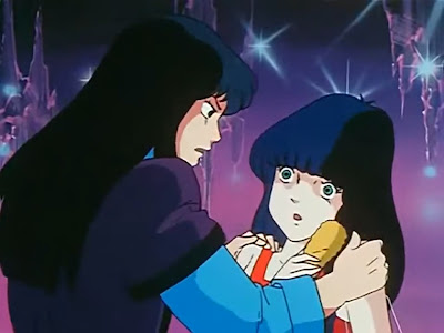 Kaifun urges Minmay to keep singing during the attack.