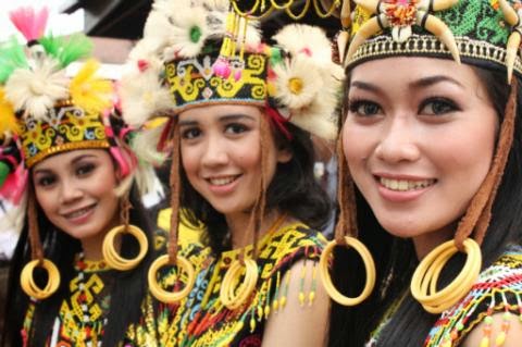 Pesona Kecantikan Gadis Gadis Suku Dayak