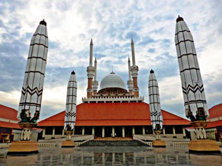 Jam Buka Menara Masjid Agung Jawa Tengah (MAJT) - Pria Nugraha