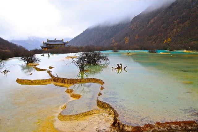 Huanglong, tanah naga kuning dengan kolam-kolam warna-warni