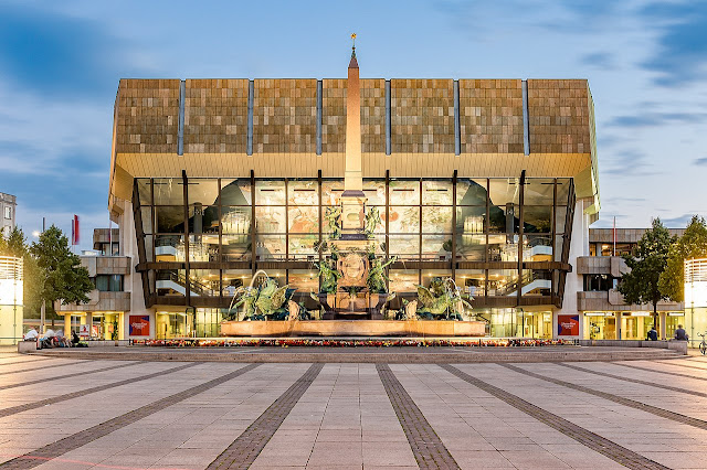 The Gewandhaus at the Augustusplatz in Leipzig-Mitte with the Mendebrunnen at night (2016)