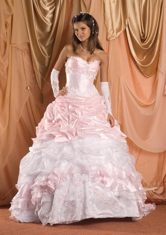 Une robe de mariÃ©e en rose câ€™est une robe pleine de fÃ©minitÃ©, de ...