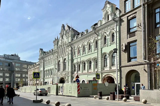 Пушечная улица, строящийся жилой комплекс «Клубный дом Kuznetsky Most 12 by Lalique» – бывший пассаж К. С. Попова и Джамгаровых (построен в 1873 году)