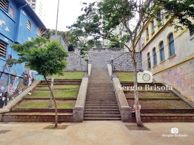 Vista ampla da famosa Escadaria do Bixiga - Bela Vista - São Paulo