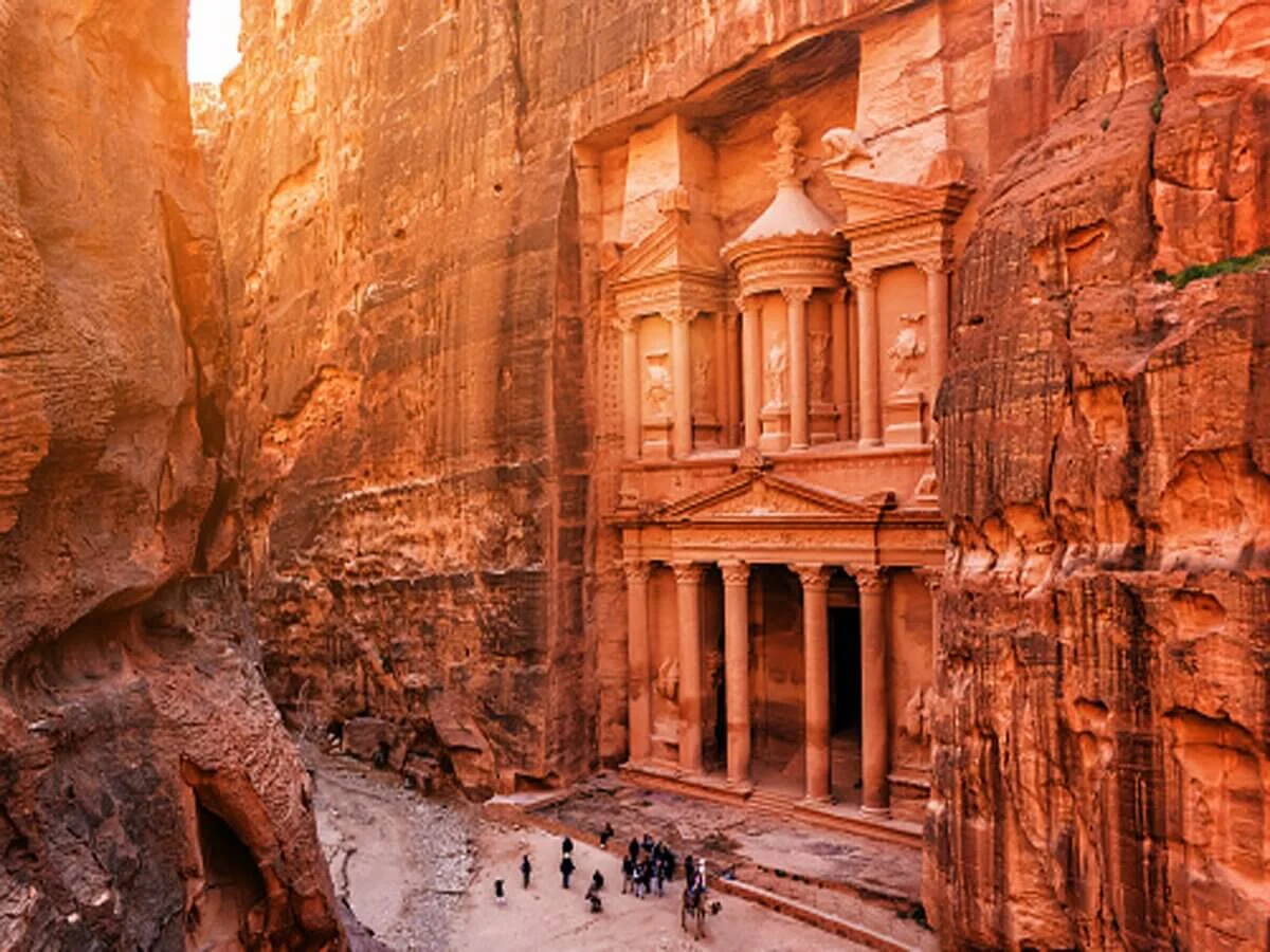 Característica Petra Jordania, significado griego, mapa, que significa, historia, maravilla del mundo, por dentro, donde está, quien descubrió, fachada