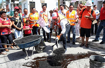 Continuamos trabajando en beneficio de los isleños: Juan Carrillo Soberanis