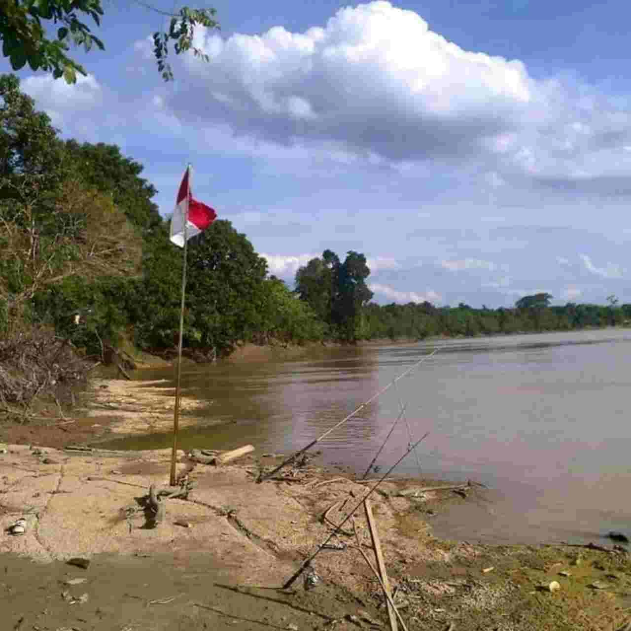 meme orang mancing kibarkan bendera