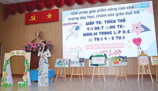 Thí sinh Nguyễn Thị Xuân Đào, giáo viên Trường Mầm non 21  thuyết trình giải pháp giúp trẻ thích thú với hoạt động  thử nghiệm trong lớp. (Ảnh: AH)