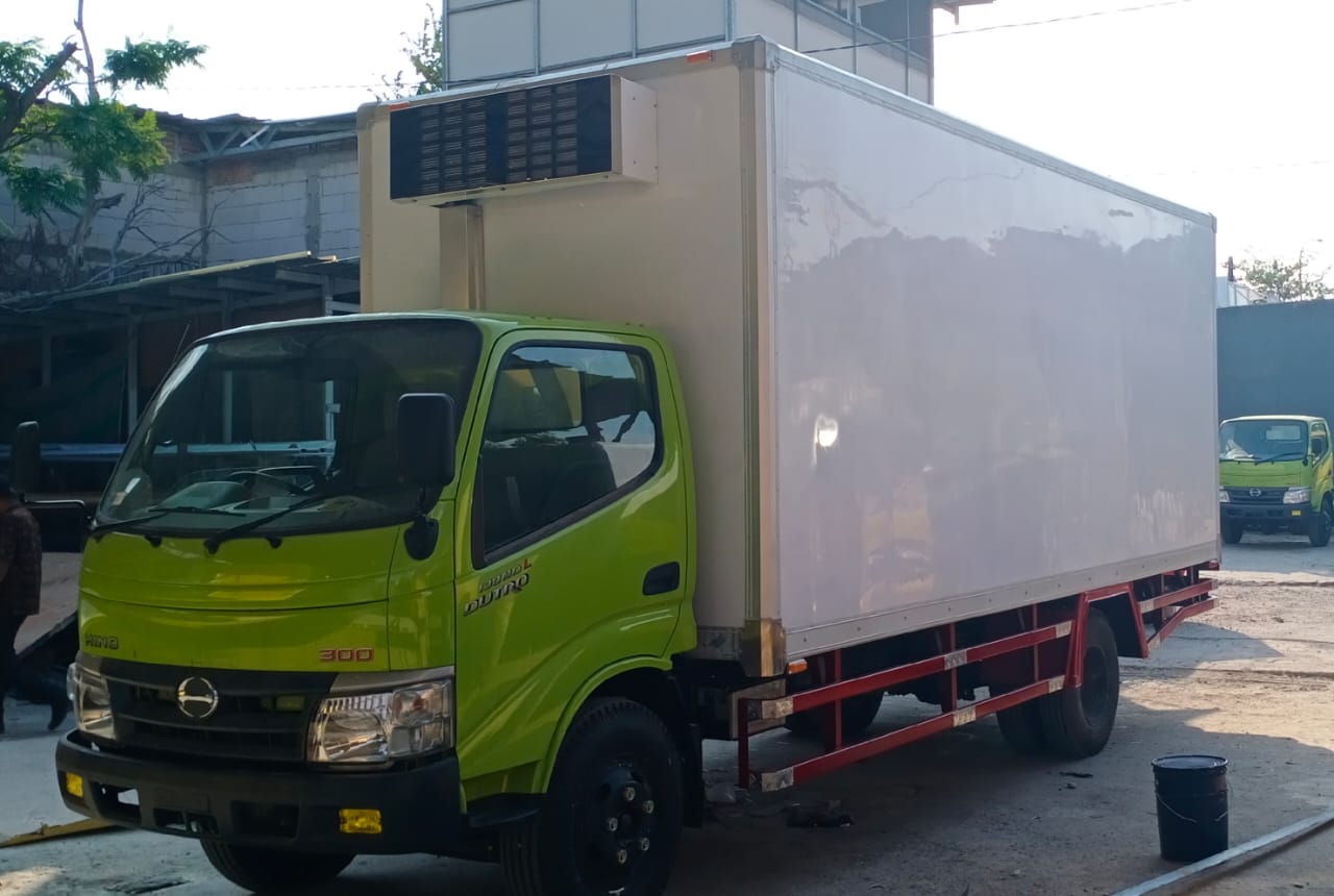 Harga Promo Mobil Box Pendingin Baru  Hino Box Freezer 